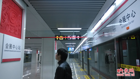 會展中心站，兩塊牌子的站點名稱英文翻譯也不相同