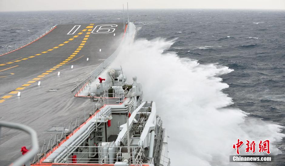 圖為遼寧艦利用南海海域自然條件進(jìn)行大風(fēng)浪航行試驗(yàn)。中新社發(fā) 胡鍇冰 攝