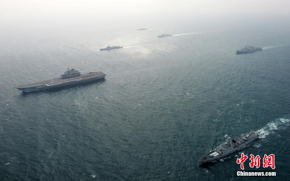 圖為遼寧艦與水面艦艇進(jìn)行協(xié)同訓(xùn)練。中新社發(fā) 胡鍇冰 攝