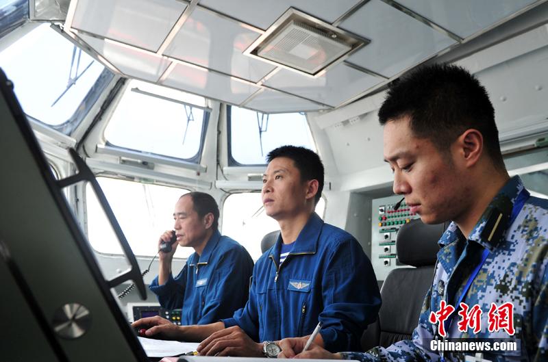圖為遼寧艦飛行指揮員在塔臺進(jìn)行艦載機(jī)著艦起飛指揮。中新社發(fā) 胡鍇冰 攝