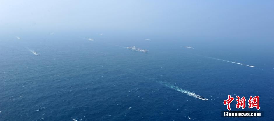 圖為遼寧艦與水面艦艇進(jìn)行協(xié)同訓(xùn)練。中新社發(fā) 李靖 攝