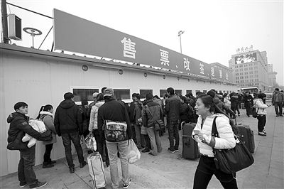 1月6日，北京站搭建完畢的臨時售票處已經(jīng)投入使用。今年春運期間，北京鐵路局共開設售票窗口3421個，同比增加150個。新京報記者