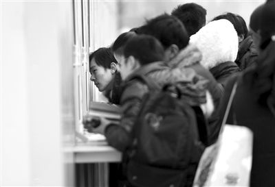 1月6日，旅客在北京站臨時售票處排隊購票。新京報記者