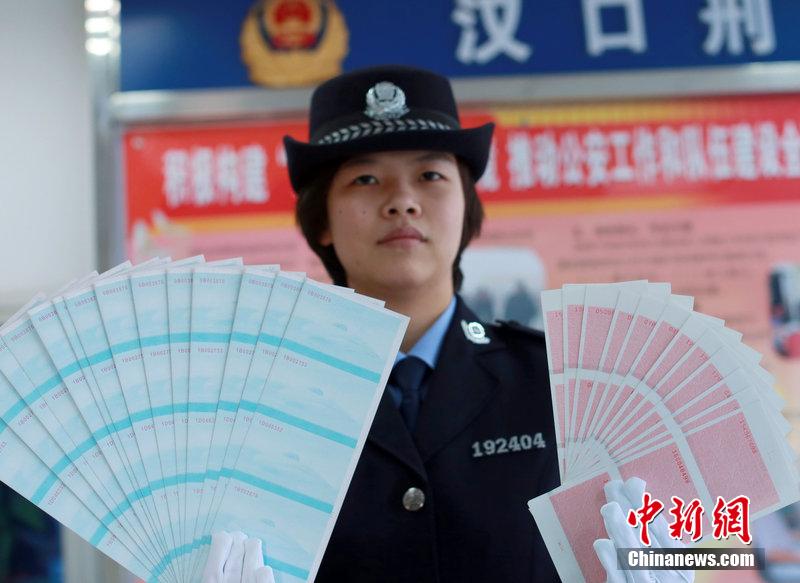 武漢鐵路公安局辦案民警展示空白假火車票。
