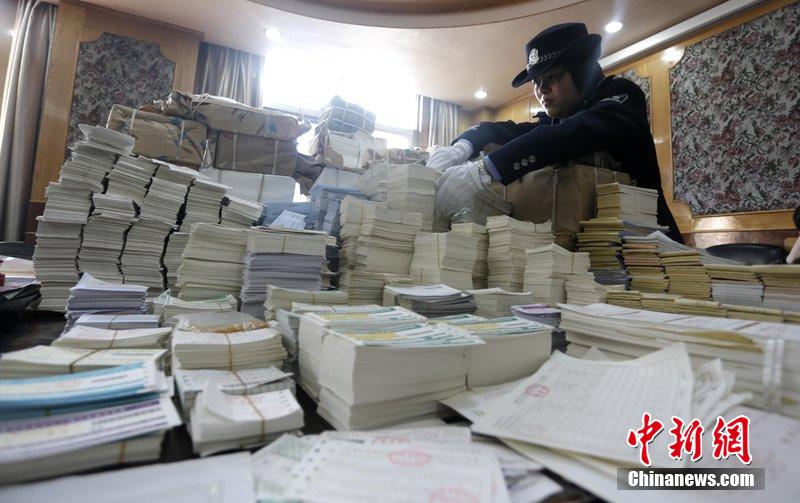 湖北省武漢市，民警清點(diǎn)大量非法制作的成品，半成品假票和制假工具。