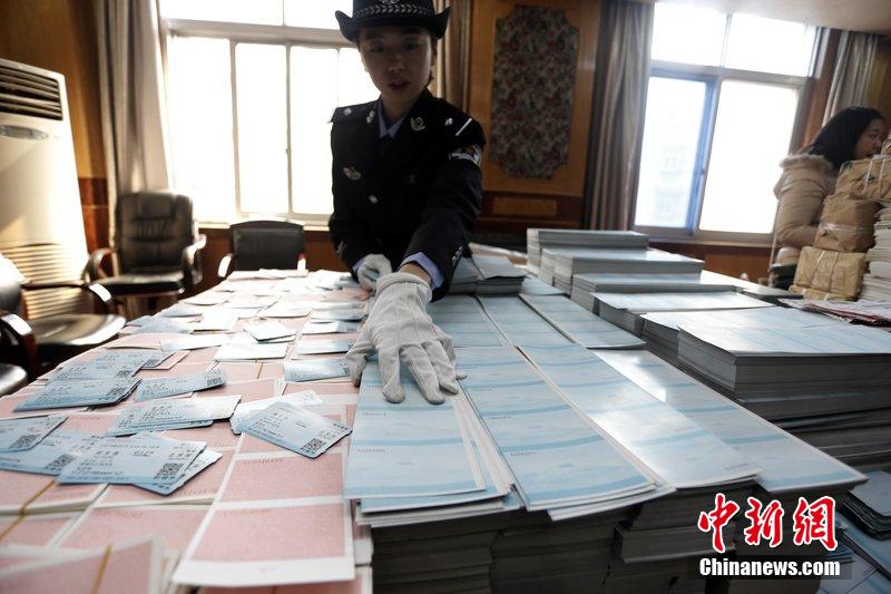 湖北省武漢市，民警清點(diǎn)大量非法制作的成品，半成品假票和制假工具。