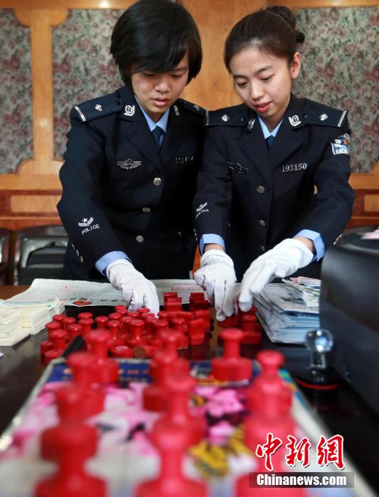 圖為清點(diǎn)查獲大量假火車票和制販工具。