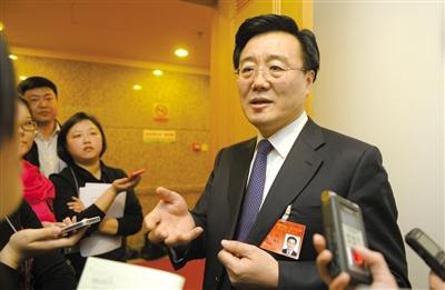 昨日，在十四屆人大二次會議順義代表團(tuán)全團(tuán)審議后，北京市人大代表、北京市常務(wù)副市長李士祥接受記者提問。新京報記者 浦峰 攝