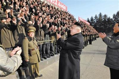 朝中社1月15日發(fā)布的圖片顯示，朝鮮最高領(lǐng)導(dǎo)人金正恩視察位于平安南道的國家科學(xué)院，與科研人員會面。