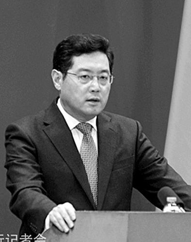 23日，秦剛在外交部例行記者會上。