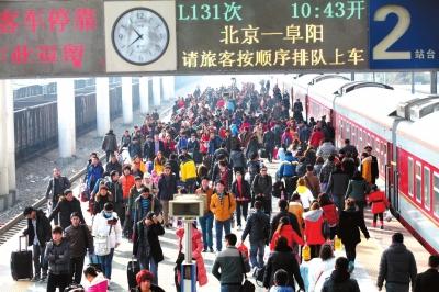 昨天，由北京開出的列車途經(jīng)安徽亳州火車站，大量旅客回到家鄉(xiāng)