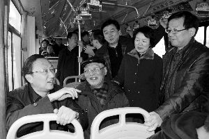 繆瑞林在車上與市民、乘委會委員交流 通訊員 卜照雪 攝