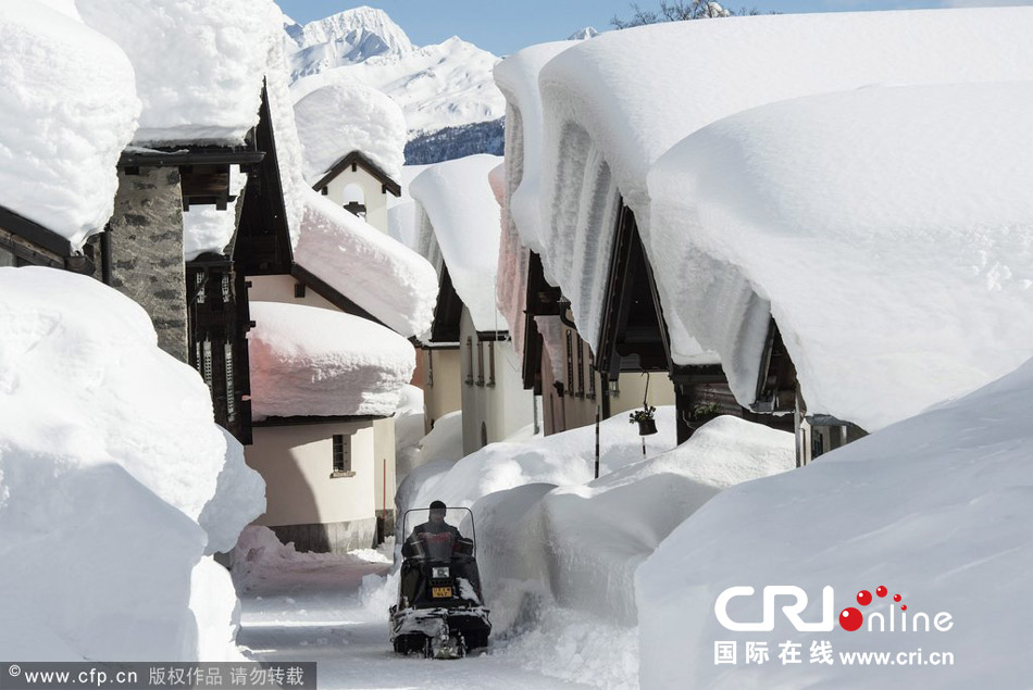 瑞士村莊房頂堆滿(mǎn)積雪 宛如童話(huà)世界