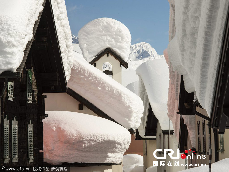 瑞士村莊房頂堆滿(mǎn)積雪 宛如童話(huà)世界
