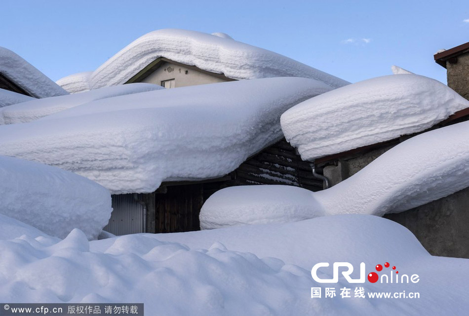 瑞士村莊房頂堆滿(mǎn)積雪 宛如童話(huà)世界