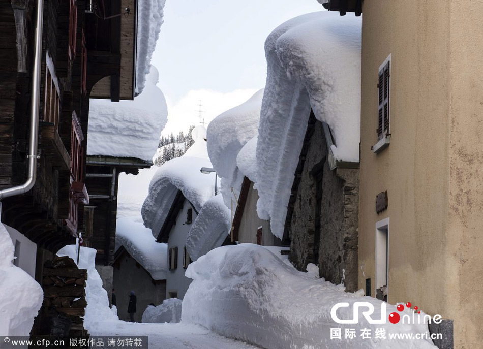 瑞士村莊房頂堆滿(mǎn)積雪 宛如童話(huà)世界