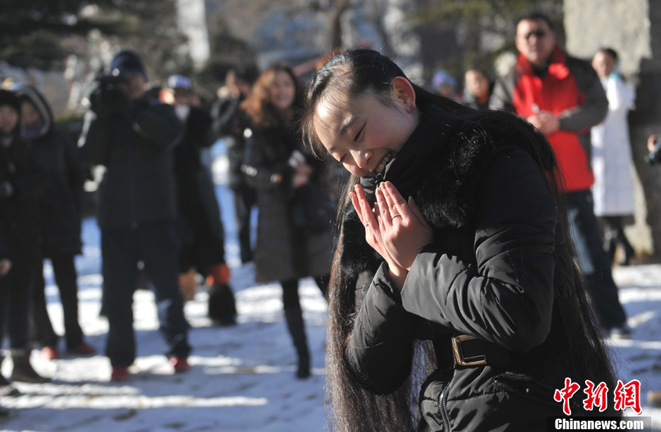 圖為來自東北的表演系考生雪地秀才藝。