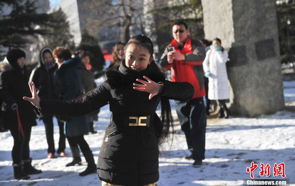 圖為來自東北的表演系考生雪地秀才藝。