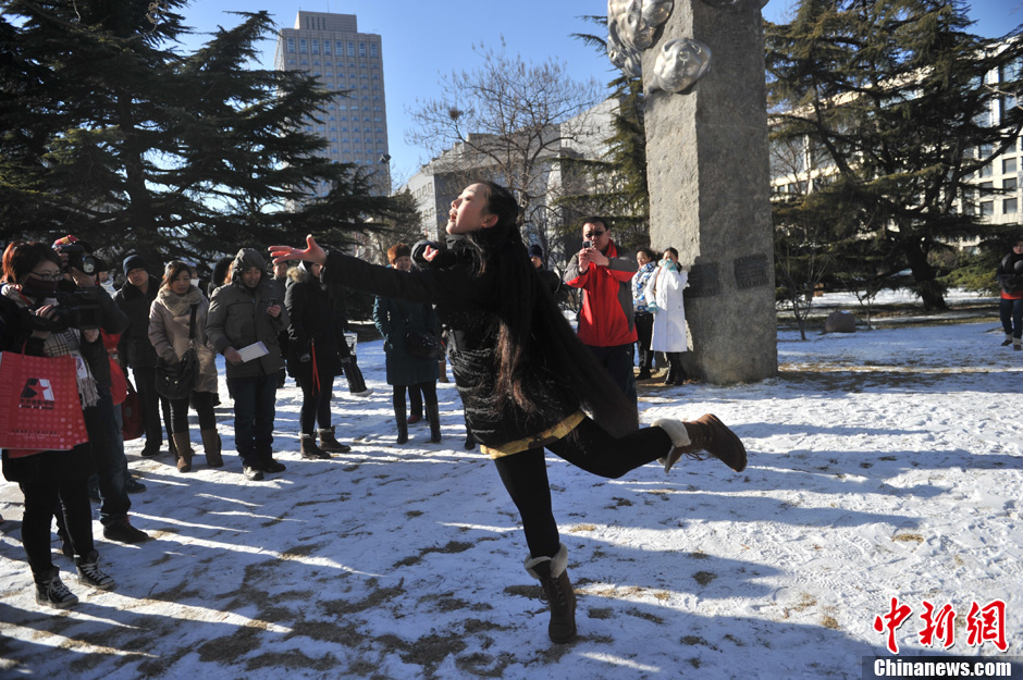圖為來自東北的表演系考生雪地秀才藝。