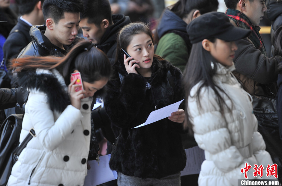 圖為表演系考生走出考場(chǎng)。