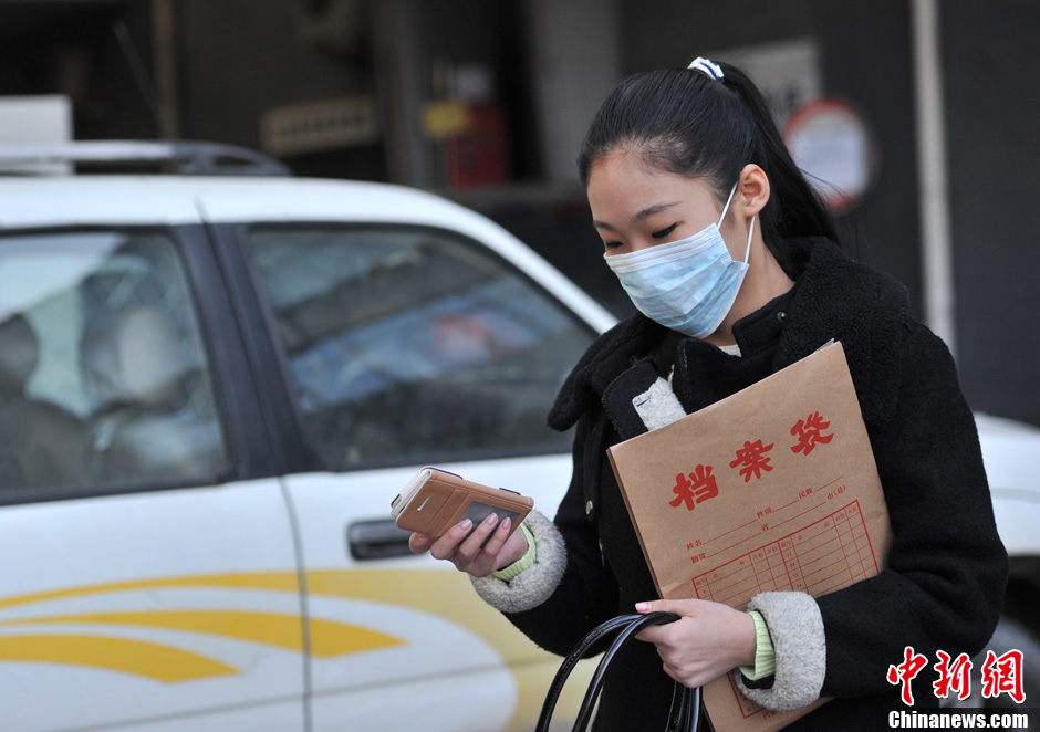 圖為表演系考生走出考場(chǎng)。