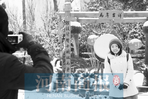 紫荊山公園里布置喜慶，引來不少游客合影留念。記者 楊東華/攝