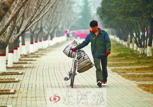 走在校園的小路上，帥氣的單車是我同伴，鼓鼓的行囊盛不下父母深深的惦念。