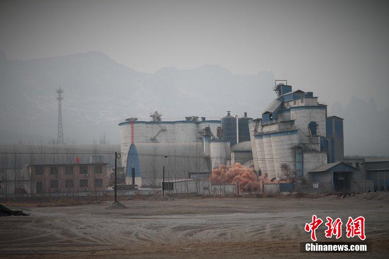 　2014年2月17日，石家莊市再次啟動(dòng)壓減水泥過(guò)剩產(chǎn)能、治理大氣污染水泥企業(yè)集中爆破拆除行動(dòng)。