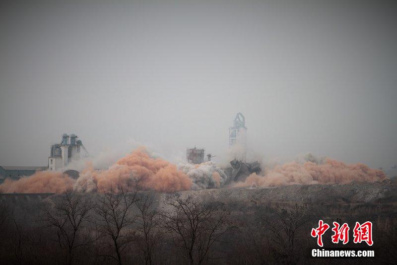 　2014年2月17日，石家莊市再次啟動(dòng)壓減水泥過(guò)剩產(chǎn)能、治理大氣污染水泥企業(yè)集中爆破拆除行動(dòng)。