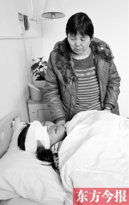 17日，52歲的王美蘭在做完眼角膜移植手術(shù)后躺在病床上休息