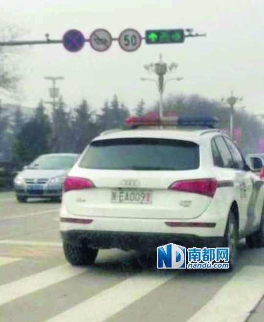 渭南市中院配備的奧迪Q 5警車在路上行駛。圖片來源：新浪微博