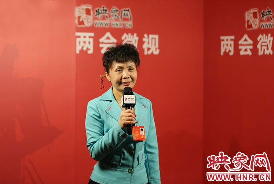 在映象網(wǎng)全國兩會北京演播室，全國人大代表、河南理工大學(xué)音樂學(xué)院副院長游吟歌做客《兩會微視》訪談.