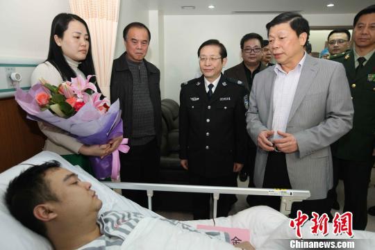 廣西壯族自治區(qū)黨委常委、政法委書記溫卡華看望唐蔚宣。