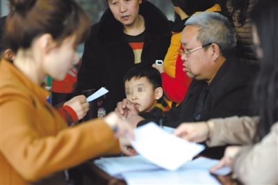 昨日，家長為服用藥品的幼兒登記參加體檢。西安兩所幼兒園長期給園內(nèi)幼兒集體服用“病毒靈”。