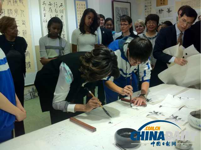 　北京時(shí)間3月21日，美國(guó)第一夫人米歇爾參觀北師大二附中時(shí)，與學(xué)生一起練習(xí)書法。