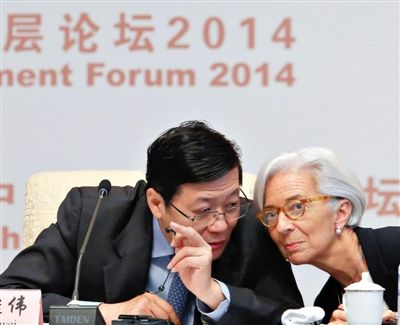 “中國發(fā)展高層論壇2014開幕式”上，國際貨幣基金組織總裁拉加德與中國財政部部長樓繼偉（左）討論。