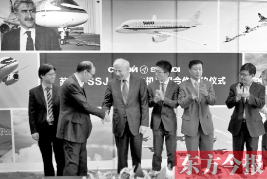 　昨日，“蘇霍伊SSJ-100飛機(jī)項目”合作簽約儀式在鄭州舉行
