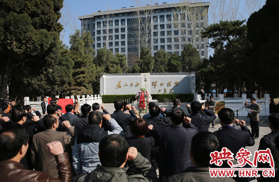 在焦裕祿紀(jì)念館，參觀的人絡(luò)繹不絕，一批批來自全國各地的黨員干部前來學(xué)習(xí)焦裕祿事跡
