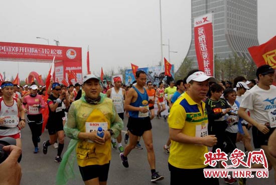 3月30日上午8點(diǎn)20分，2014鄭開(kāi)國(guó)際馬拉松賽在鄭開(kāi)大道鳴槍起跑。