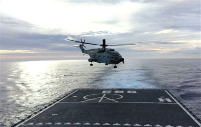3月29日，一架艦載直升機(jī)從井岡山艦起飛執(zhí)行搜索任務(wù)。當(dāng)天，海軍井岡山艦抵達(dá)南印度洋新任務(wù)區(qū)開始搜索。 新華社發(fā)