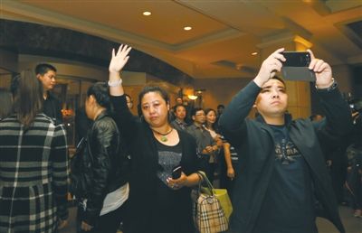 昨晚，麗都飯店，32位馬航失聯(lián)客機(jī)家屬準(zhǔn)備赴馬來西亞。新京報(bào)記者 侯少卿 攝