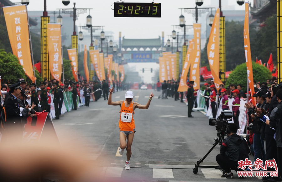 一名選手抵達終點后，高舉雙手慶祝。