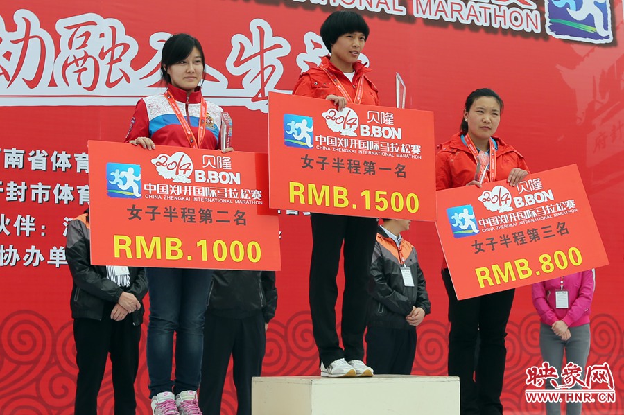 女子半程前三名選手。