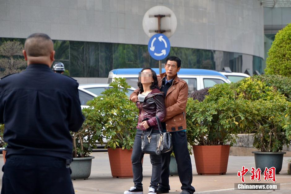 圖為劫持者與警方談判中。