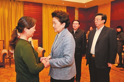  4月9日，中共中央政治局委員、國(guó)務(wù)院副總理劉延?xùn)|在鄭州接見(jiàn)“踐行焦裕祿精神的好校長(zhǎng)”張偉的家屬。