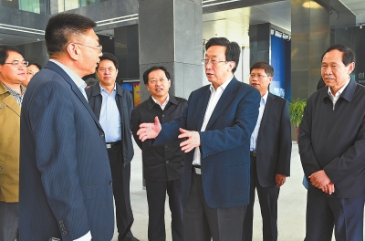4月9日，省委書(shū)記、省人大常委會(huì)主任郭庚茂帶隊(duì)，在洛陽(yáng)高新技術(shù)產(chǎn)業(yè)集聚區(qū)內(nèi)觀摩考察。