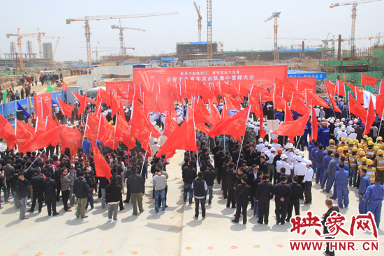 5月4日，全省千支青年突擊隊(duì)集中誓師大會(huì)鄭州主會(huì)場(chǎng)活動(dòng)，在鄭州航空港區(qū)機(jī)場(chǎng)二期項(xiàng)目工地隆重舉行。