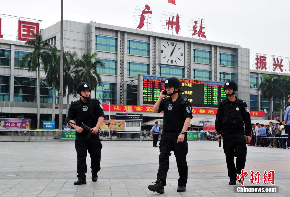 圖為廣州特警在案發(fā)現(xiàn)場(chǎng)戒備。
