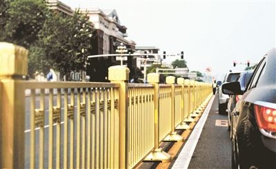 從復興門到建國門，長安街一線全部更換為金色護欄 攝影/本報記者 郝羿