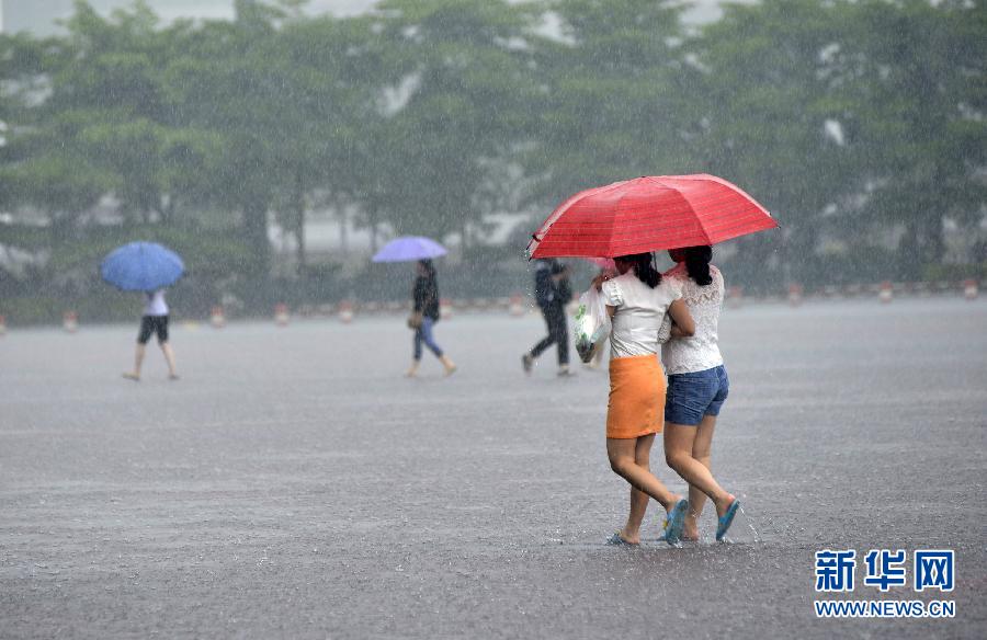 5月11日，市民在深圳梅林檢查站廣場冒雨出行。